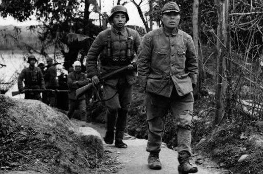 1943年常德战役后，国民革命军士兵押解倭奴战俘