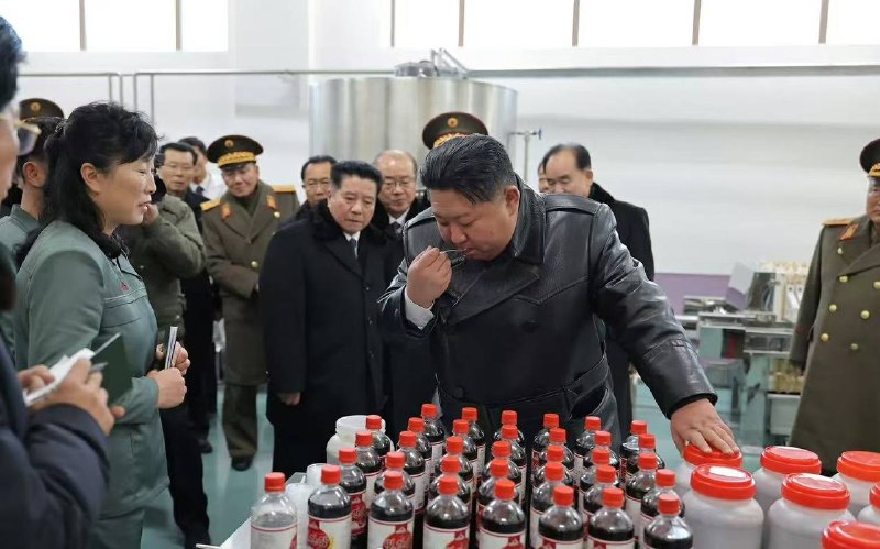 朝中社平壤12月25日电最高司令官出席定平郡食品厂竣工仪式，十分重视和高度关注 #食品安全 车间现场试吃后得到亲自充分检验并要求工作人员对产品细节进行改进 #金正恩朝中社平壤12月25日电最高司令官出席定平郡食品厂竣工仪式，十分重视和高度关注 #食品安全 车间现场试吃后得到亲自充分检验并要求工作人员对产品细节进行改进 #金正恩