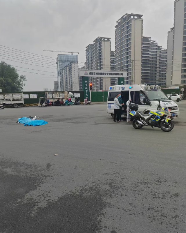 3月25日，成都温江.一老一小，女孩11岁上学途中...撞死2人...真的好可惜，逝者为大，一路走好🙏🏻3月25日，成都温江.一老一小，女孩11岁上学途中...撞死2人...真的好可惜，逝者为大，一路走好🙏🏻
