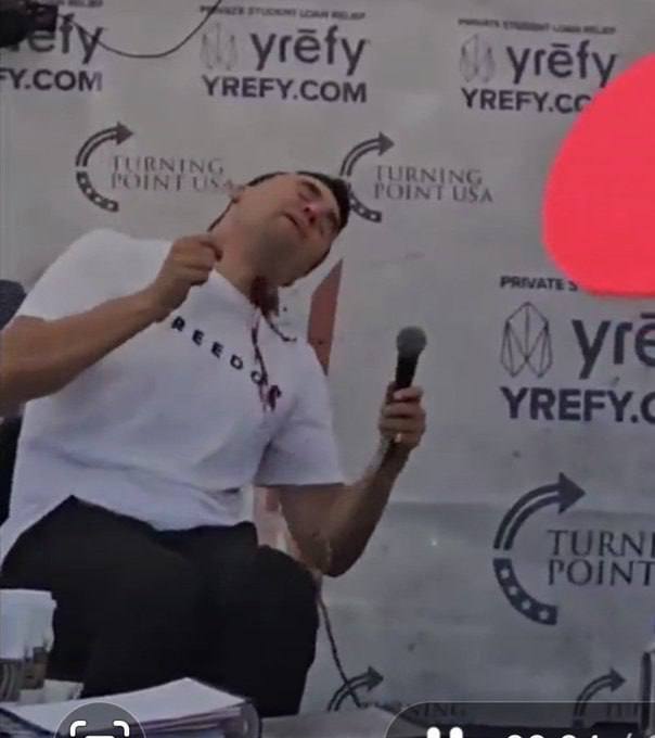 著名 白人至上 主义 网红 Charlie Kirk 在大学演讲时颈部被人射伤！😱📍犹他谷大学，犹他州奥勒姆 狙击手狙击暗杀著名 白人至上 主义 网红 Charlie Kirk 在大学演讲时颈部被人射伤！😱📍犹他谷大学，犹他州奥勒姆 狙击手狙击暗杀