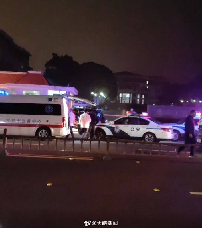 【#无锡一高校被曝发生持刀伤人事件#，#派出所回应无锡高校持刀伤人事件#