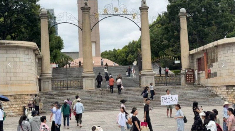8月20日，昆明五华警方发布视频，在抗战胜利纪念堂门口，勇士举横幅要求习近平走人的位置设立了警察岗亭，并配备了大量安保人员