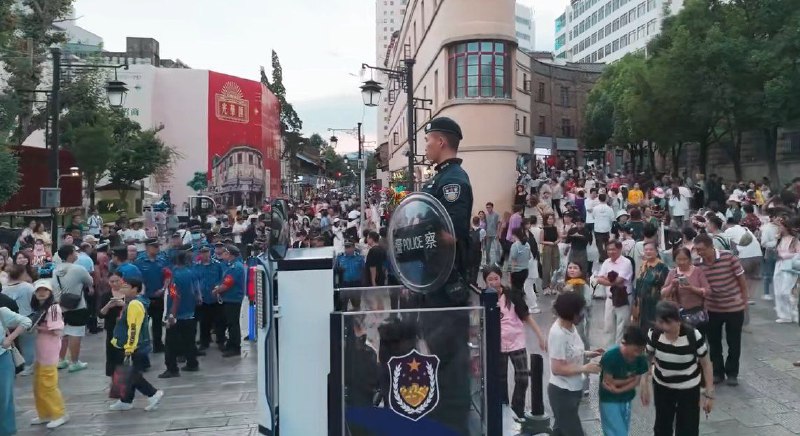 8月20日，昆明五华警方发布视频，在抗战胜利纪念堂门口，勇士举横幅要求习近平走人的位置设立了警察岗亭，并配备了大量安保人员