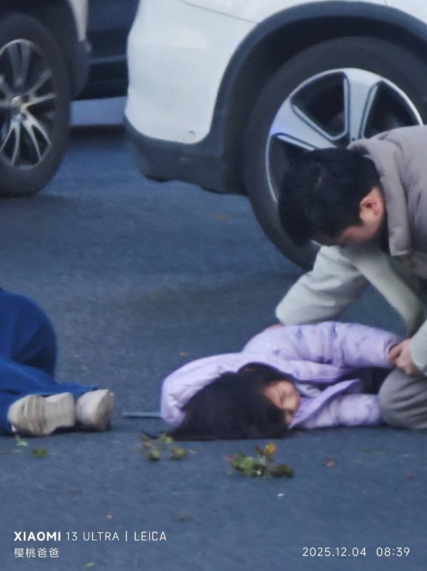 杭州 滨江 发生一起 #坠桥 #事件 #跳桥 12月4日，杭州滨江区滨文路江虹路口附近发生一起事件