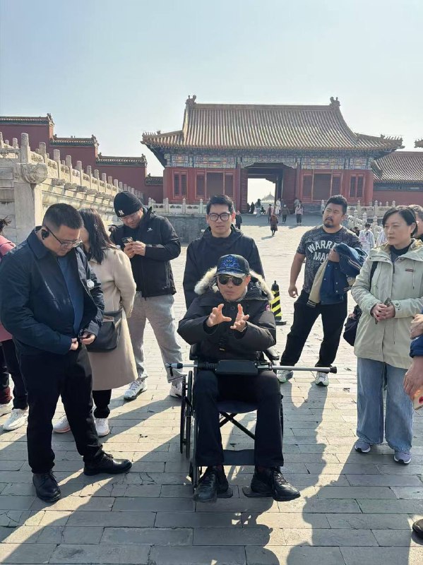 袁腾飞老师受到党和国家亲切无微不至的照顾，已经坐上了轮椅，这充分体现了组织对知识分子的包容和关爱 👍