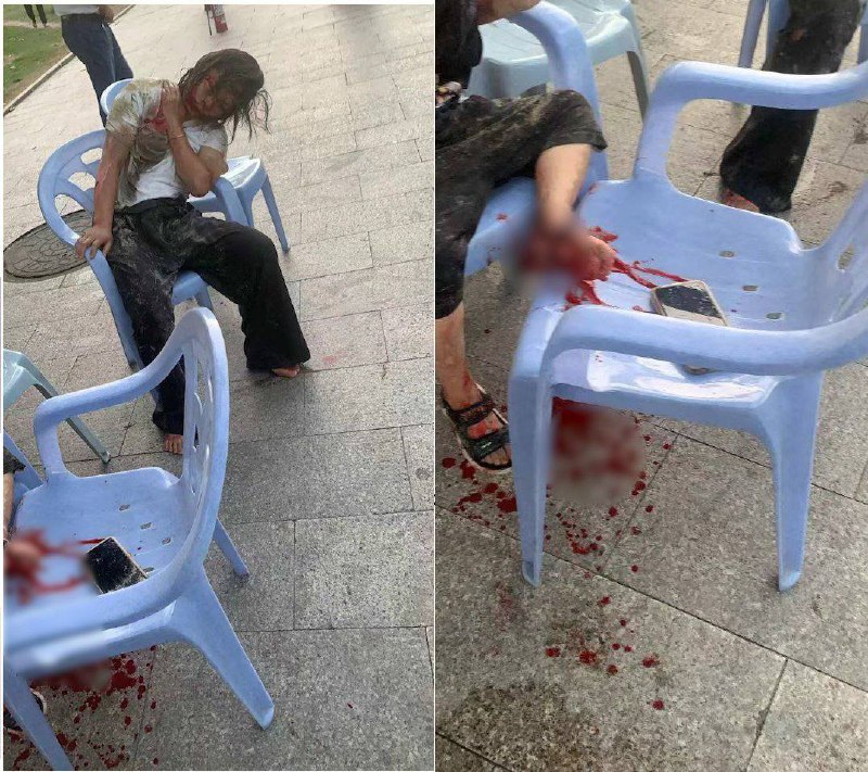 #福建 #漳州 网传下午放学时间段，一司机点燃驾驶室后驾车冲进一所 #学校 内，现场浓烟滚滚，多人受伤倒地#车战 #学生#福建 #漳州 网传下午放学时间段，一司机点燃驾驶室后驾车冲进一所 #学校 内，现场浓烟滚滚，多人受伤倒地#车战 #学生