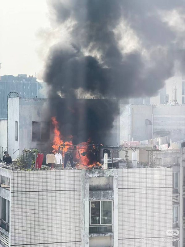 东莞南城一小区大火，居民质疑中海物业2026.1月28号，东莞南城中信新天地又出名了，居民质疑着火属于违建的阳光房，有居民表示
