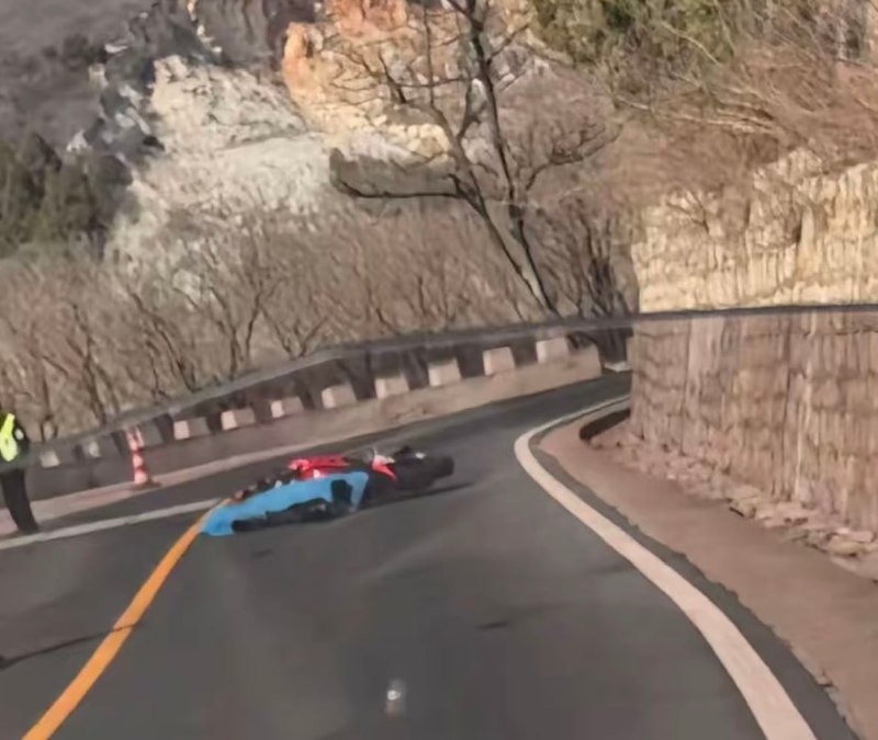 3月20日，北京昌平山区，机车博主“黄油腻”在试驾张雪820RR 工程样车时身亡！ #黄油腻 #骑逝3月20日，北京昌平山区，机车博主“黄油腻”在试驾张雪820RR 工程样车时身亡！ #黄油腻 #骑逝