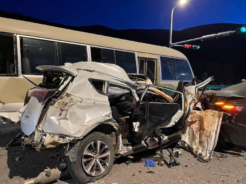 张家口 崇礼区 一辆 重型 吊车失控 车祸 极速飞车 现场 补充张家口 崇礼区 一辆 重型 吊车失控 车祸 极速飞车 现场 补充