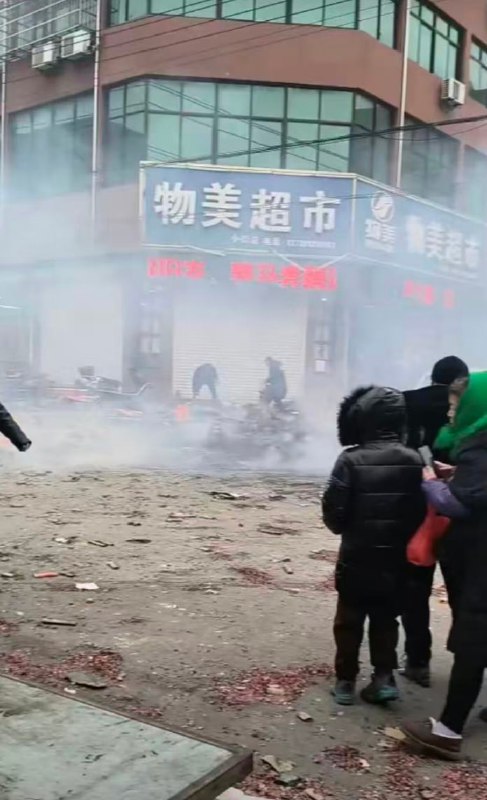 2.15号 #吃瓜 #江苏 #盐城 #滨海有人香烟头在地下，然后风吹到烟花那边点