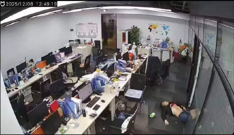 #青岛 #华航 #捷运 #实习生 把 老板 捅死了！因为亏了运费，老板让他自己承担，实习生不乐意，就把老板捅了 #刀仔 #捅人 #血腥 #吃瓜#青岛 #华航 #捷运 #实习生 把 老板 捅死了！因为亏了运费，老板让他自己承担，实习生不乐意，就把老板捅了 #刀仔 #捅人 #血腥 #吃瓜