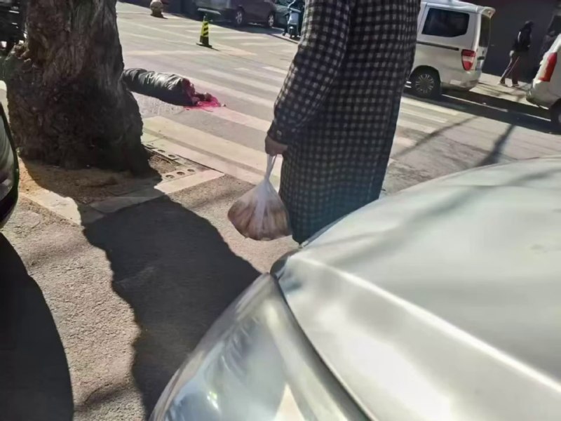 网传 4月4日，辽宁 沈阳 和平区 太原街 南五马路有人杀人，一男子持刀无故砍杀路人，一人反抗搏斗时头部被砍掉，据知情人士称有4人被杀，男子行凶后 #跳楼 身亡