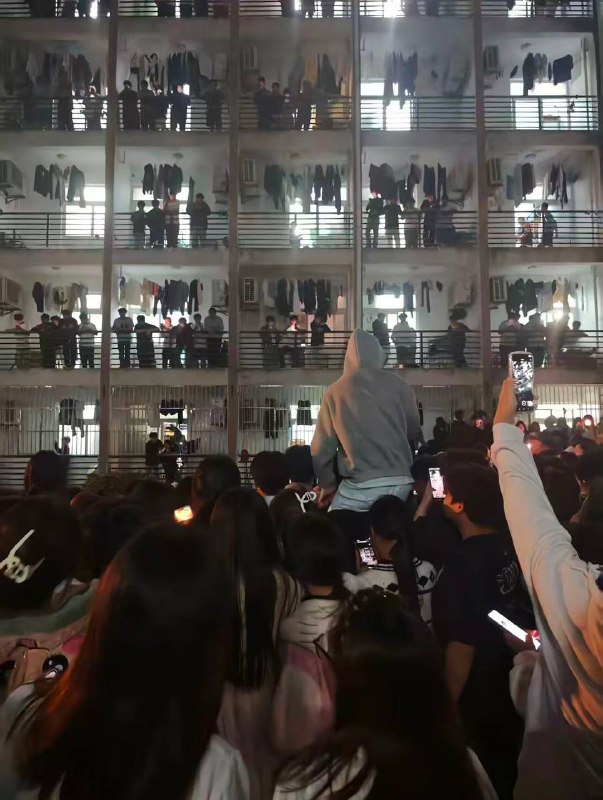 12日晚 某大学校园内，疑似一个玩笑引发众多吃瓜群众全程 围观网友