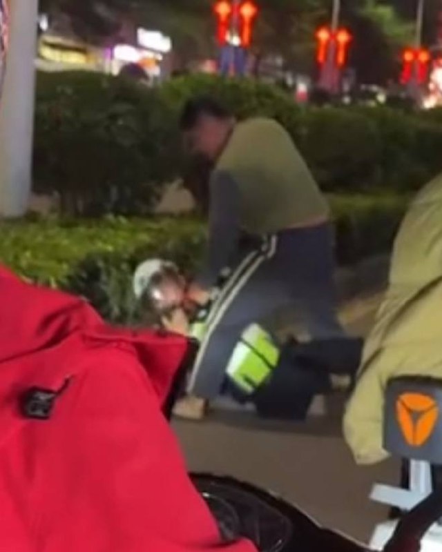 海南 袭警， 年轻人 太冲动 ，进去了出不来了吧？这下要在里面跨年了 #交警 #袭警海南 袭警， 年轻人 太冲动 ，进去了出不来了吧？这下要在里面跨年了 #交警 #袭警
