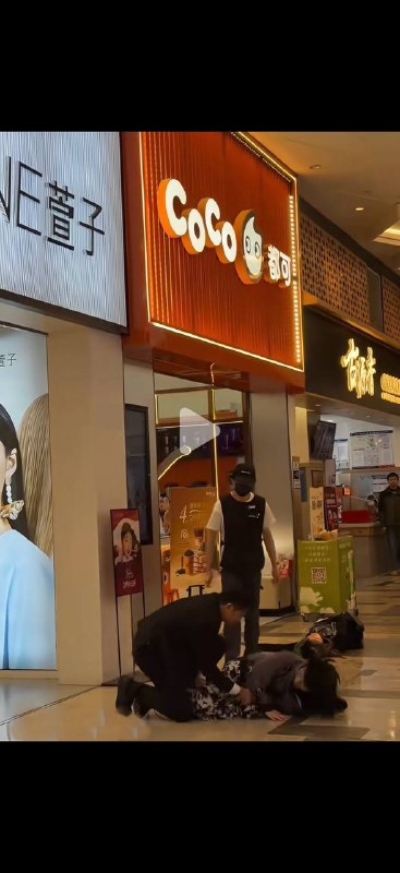 一个男的在南宁航洋城男扮女装进女卫生间还把一个女生捅了，现在女生生死未卜男的被控制了