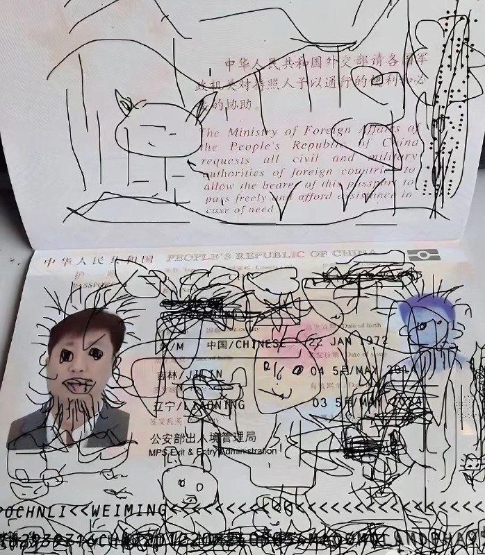 辛苦一天回家你看见自己小孩在画画