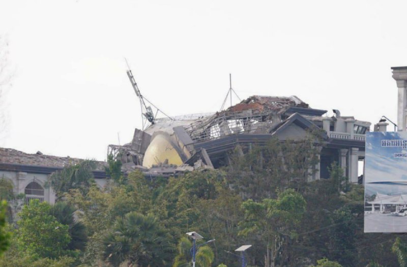 泰军F-16今晨空袭柬埔寨赌场大楼今天清晨，泰国空军出动F-16战机，对柬埔寨菩萨省一栋赌场大楼实施了轰炸
