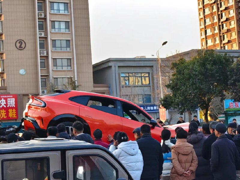 #车祸 小米YU7 ，不愧是绿化带战神！#车祸 小米YU7 ，不愧是绿化带战神！