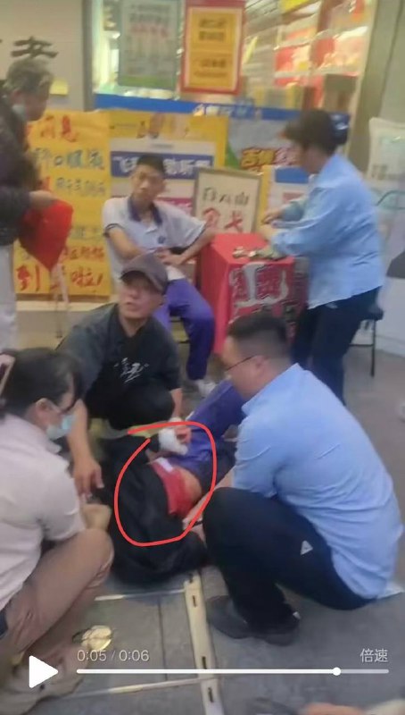 12月19日下午6点，广州市越秀区第16中学门口，有人持刀追砍多名学生，至少人2人受伤，1人倒地不起