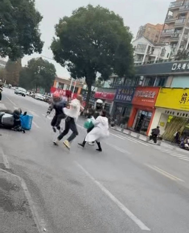 #武汉 #外卖员 骑手 跟 商家 打起来了 那个商家拿武器 被 #反杀 了 #刀仔#武汉 #外卖员 骑手 跟 商家 打起来了 那个商家拿武器 被 #反杀 了 #刀仔