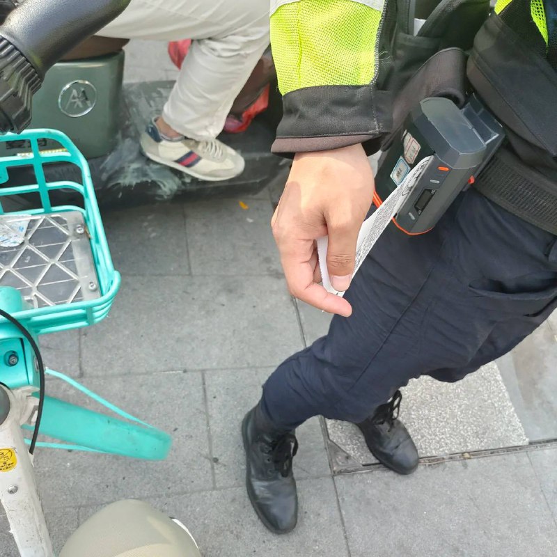 在深圳骑自行车也能被开罚单😡跟着好多电动车自行车一起走，突然他们都拐弯了（此时此刻，我无比好奇，我看着他们也都带头盔了）