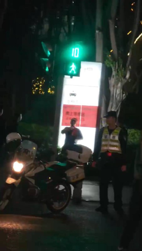 12月10日下午6点 #广州 天河南路地铁B出口，有人手持西瓜刀满身是血，被警察围困在十字路口草丛，持刀者举刀指向自己，警察不敢靠近