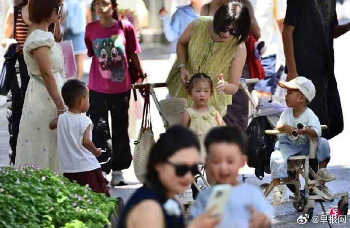 家长称“解决不了什么问题” 育儿补贴催不出高生育率联合早报采访薛女士称，一学期保教费3000元，但需要家长承担的伙食费和活动费远不止3000元；再加上需要自费的幼儿园小学衔接班，“暑假两个月，花的可不止3000元”