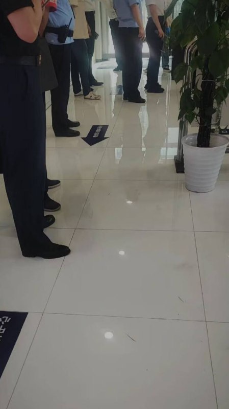 隔壁公司女销售，听说因为眼红别家销冠业绩太猛、客户都被抢了，居然偷偷给人水杯下毒…把那个销冠给毒没了！现在整栋楼都在传，太吓人了真的…#投毒隔壁公司女销售，听说因为眼红别家销冠业绩太猛、客户都被抢了，居然偷偷给人水杯下毒…把那个销冠给毒没了！现在整栋楼都在传，太吓人了真的…#投毒