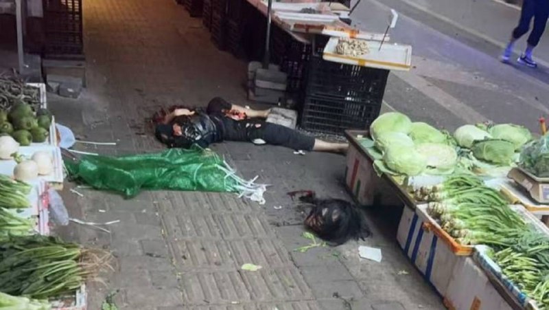 重庆砍人李家沱大渡口马王坪菜市场砍头杀人 女的误以为男的侄女是他的新女朋友，把男的侄女头砍了，肚子砍了一刀肠子都掉出来了！重庆砍人李家沱大渡口马王坪菜市场砍头杀人 女的误以为男的侄女是他的新女朋友，把男的侄女头砍了，肚子砍了一刀肠子都掉出来了！