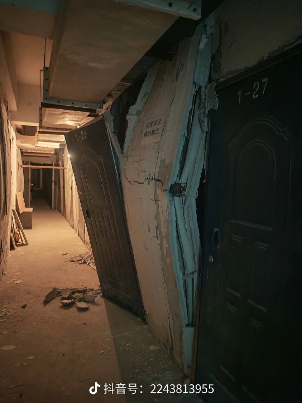 河北 石家庄某小区地下室，墙体使用轻体材料，吸潮吸水，地下室常年不通风，造成墙面鼓起变形坍塌，没人管，住户只好想各种土办法延缓变形坍塌豆腐渣河北 石家庄某小区地下室，墙体使用轻体材料，吸潮吸水，地下室常年不通风，造成墙面鼓起变形坍塌，没人管，住户只好想各种土办法延缓变形坍塌豆腐渣