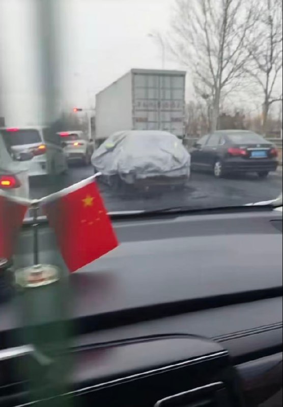 2.25日 天津新能源车着火，光顾着拍视频了，最后“咣”一声.撞上了！2.25日 天津新能源车着火，光顾着拍视频了，最后“咣”一声.撞上了！