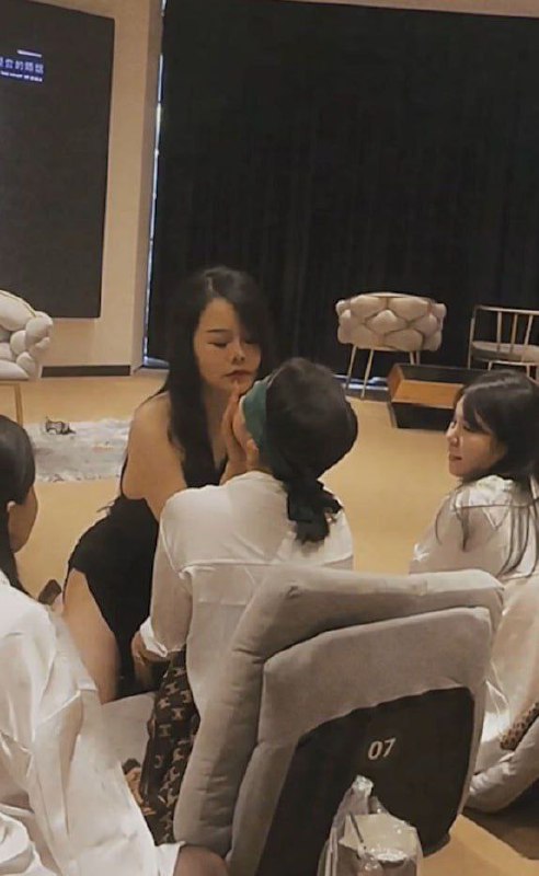 性商教母周媛翻车！全网封杀，割韭菜帝国一夜崩塌曾以X型体态，眼神拉丝走红的网红周媛，最近彻底凉了