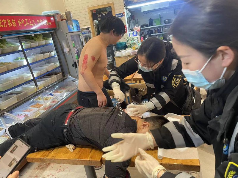 小米su7车主大战摩托车主 【最完整版整理来了！】凌风机车俱乐部，南通，网传江苏贷款小米su7车主装逼与仿赛崩直线，输后还喷不过气急败坏，连撞多辆机车，持刀连捅摩托车主，最后好像盖布了