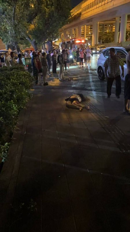 9月2日晚上，广州市海珠区工业大道发生汽车撞人事件，小车在右侧单车道加速直撞，现场多人受伤倒地世界上最安全的国家9月2日晚上，广州市海珠区工业大道发生汽车撞人事件，小车在右侧单车道加速直撞，现场多人受伤倒地世界上最安全的国家