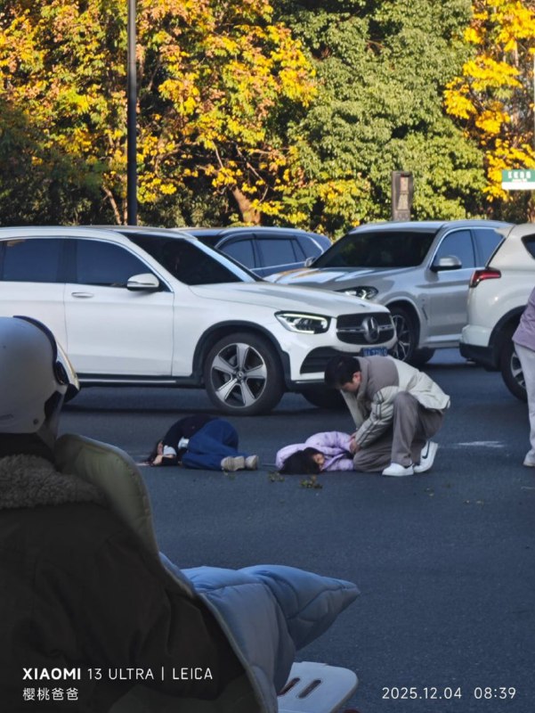 杭州 滨江 发生一起 #坠桥 #事件 #跳桥 12月4日，杭州滨江区滨文路江虹路口附近发生一起事件