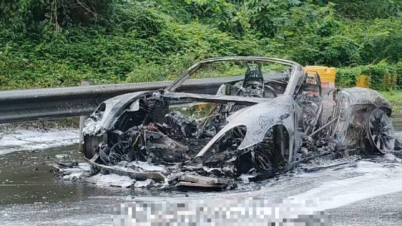 三亚 迎宾隧道口...疑似一辆 电车自燃 烧毁烧车新能源三亚 迎宾隧道口...疑似一辆 电车自燃 烧毁烧车新能源