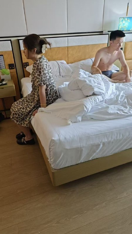 花了50万娶回的老婆，刚结婚就出轨，气炸了群友们帮忙一起捉奸！#出轨 #爆料 #捉奸花了50万娶回的老婆，刚结婚就出轨，气炸了群友们帮忙一起捉奸！#出轨 #爆料 #捉奸