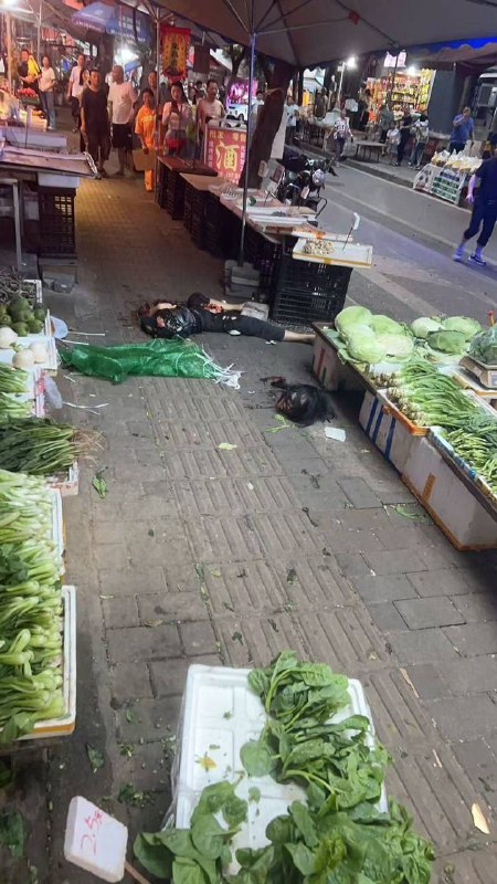 重庆砍人李家沱大渡口马王坪菜市场砍头杀人 女的误以为男的侄女是他的新女朋友，把男的侄女头砍了，肚子砍了一刀肠子都掉出来了！重庆砍人李家沱大渡口马王坪菜市场砍头杀人 女的误以为男的侄女是他的新女朋友，把男的侄女头砍了，肚子砍了一刀肠子都掉出来了！