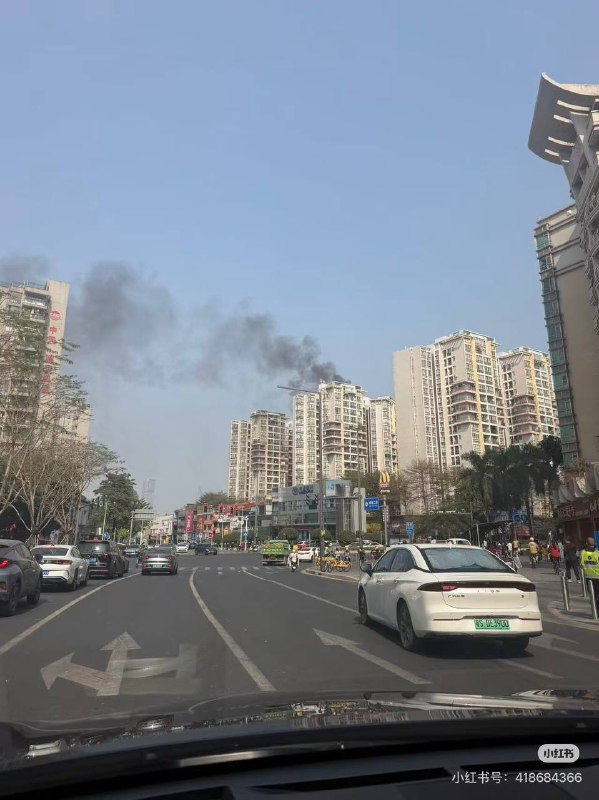 东莞南城一小区大火，居民质疑中海物业2026.1月28号，东莞南城中信新天地又出名了，居民质疑着火属于违建的阳光房，有居民表示