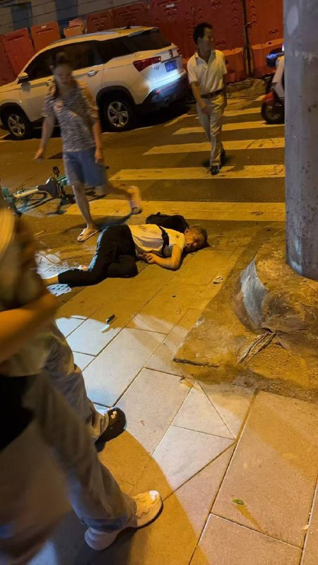 9月2日晚上，广州市海珠区工业大道发生汽车撞人事件，小车在右侧单车道加速直撞，现场多人受伤倒地世界上最安全的国家9月2日晚上，广州市海珠区工业大道发生汽车撞人事件，小车在右侧单车道加速直撞，现场多人受伤倒地世界上最安全的国家