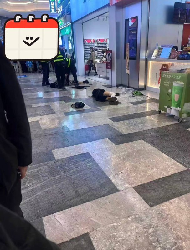 一个男的在南宁航洋城男扮女装进女卫生间还把一个女生捅了，现在女生生死未卜男的被控制了