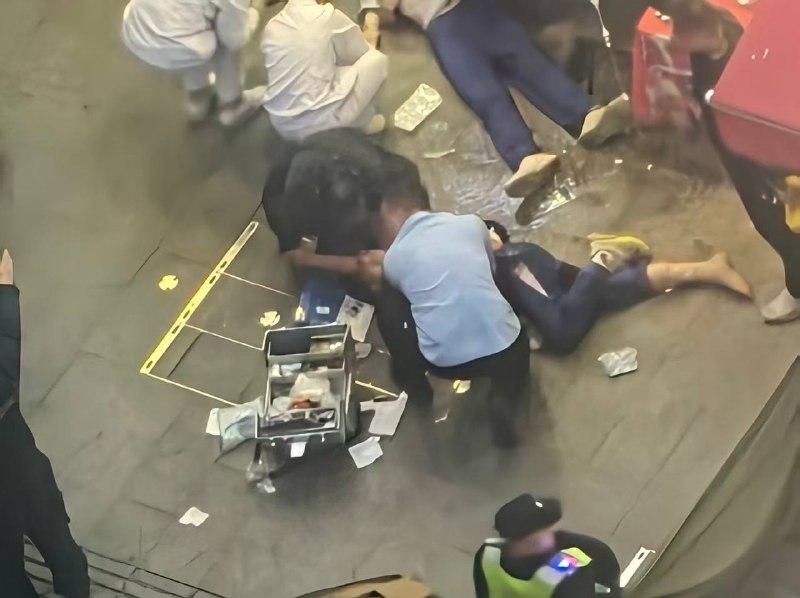 12月19日下午6点，广州市越秀区第16中学门口，有人持刀追砍多名学生，至少人2人受伤，1人倒地不起