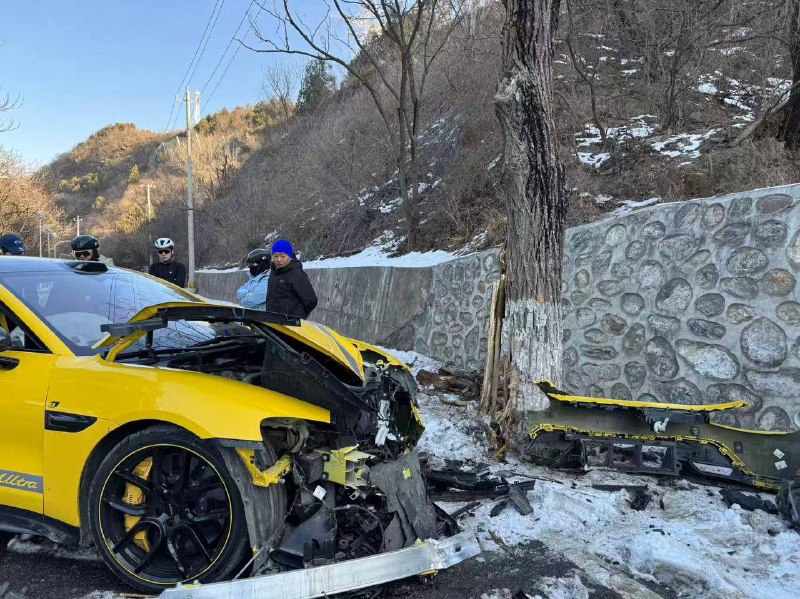 #精神小伙 #新能源 #飙车 #车祸#精神小伙 #新能源 #飙车 #车祸