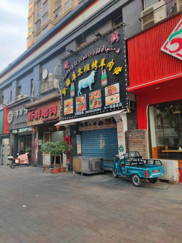福建莆田的一家新疆羊肉串烧烤店主在微信群使用维吾尔文字发表言论称习近平是独裁者，对阅兵视频不满抵制，如果客人来店里吃东西看阅兵视频会故意找茬刁难客人让他们离开，否则就打人