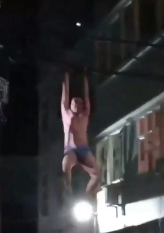 隔壁老王 为了跑路直接翻窗吊电线横穿马路，电线秒变钢丝，大哥你是练过的吧？这剧情编剧都不敢这么写，刺激程度拉满，直接封神！隔壁老王 为了跑路直接翻窗吊电线横穿马路，电线秒变钢丝，大哥你是练过的吧？这剧情编剧都不敢这么写，刺激程度拉满，直接封神！