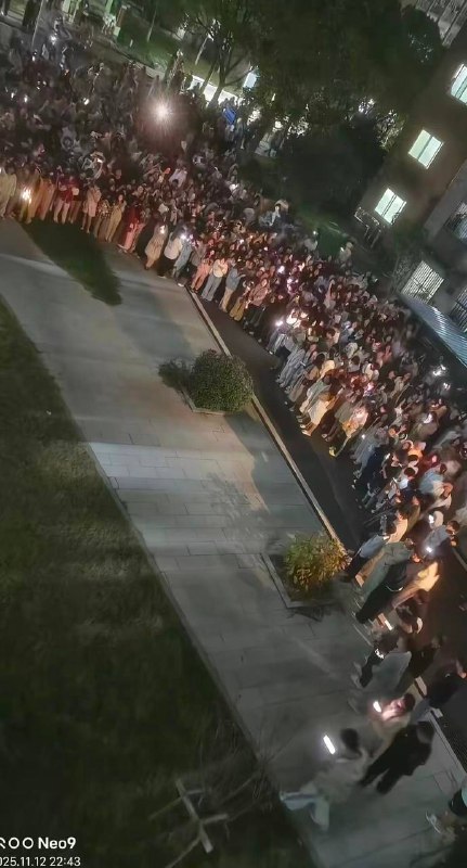 12日晚 某大学校园内，疑似一个玩笑引发众多吃瓜群众全程 围观网友