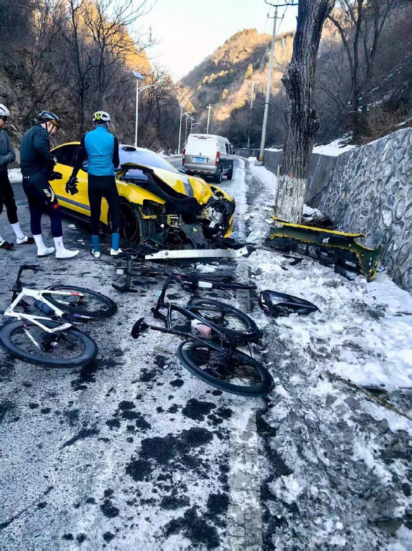 #精神小伙 #新能源 #飙车 #车祸#精神小伙 #新能源 #飙车 #车祸