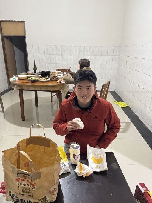 墙内挑战模仿户晨风践行“户圣”的年夜饭挑战之---大多数家庭的年夜饭不如麦当劳让我们拭目以待😁