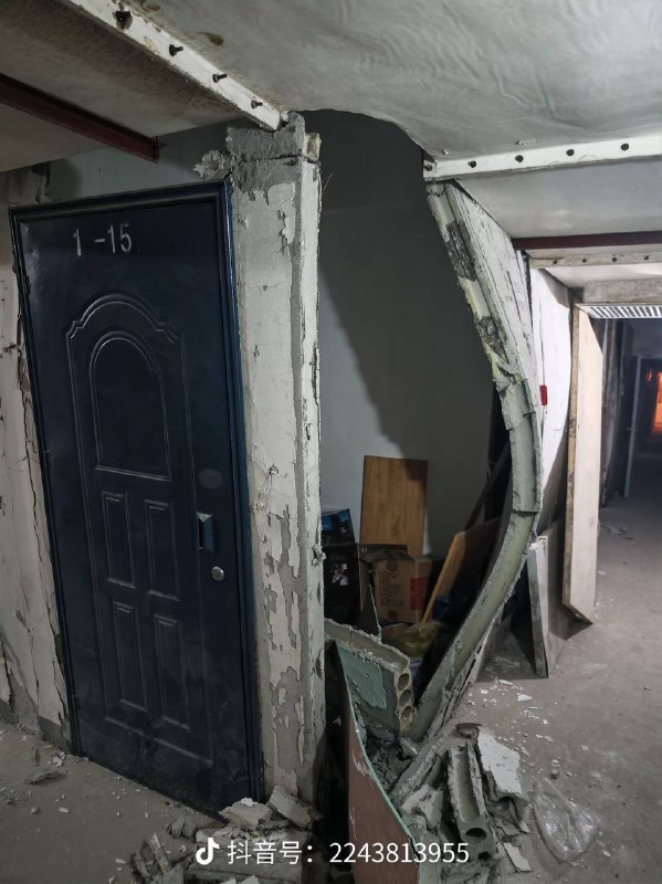 河北 石家庄某小区地下室，墙体使用轻体材料，吸潮吸水，地下室常年不通风，造成墙面鼓起变形坍塌，没人管，住户只好想各种土办法延缓变形坍塌豆腐渣河北 石家庄某小区地下室，墙体使用轻体材料，吸潮吸水，地下室常年不通风，造成墙面鼓起变形坍塌，没人管，住户只好想各种土办法延缓变形坍塌豆腐渣