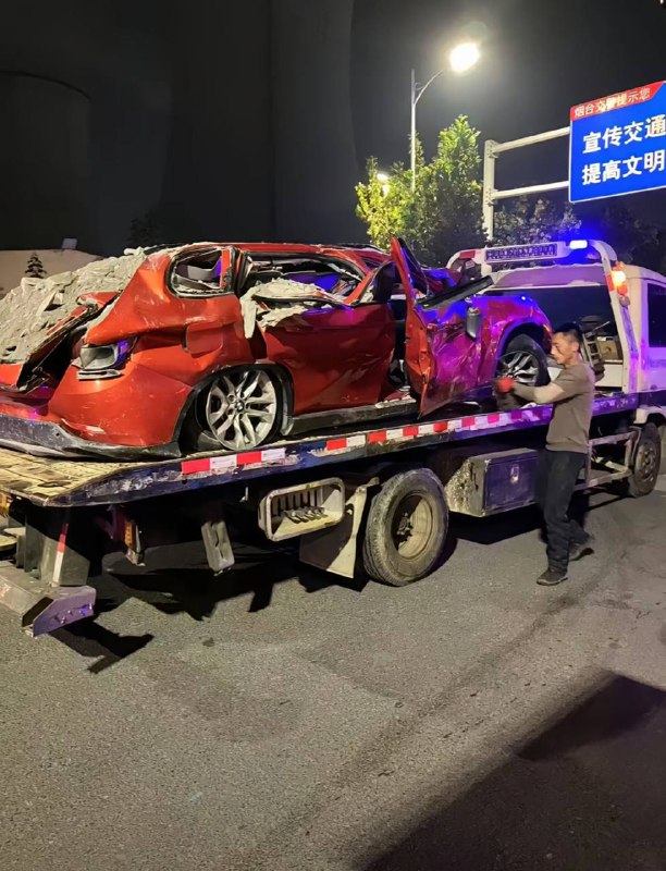 11月7日 烟台 芝罘区电厂路车祸渣土车 转弯超速侧翻，砸中正在等红绿灯的两辆小轿车 红色小轿车已被 压扁 伤亡情况未通报碾压倒霉11月7日 烟台 芝罘区电厂路车祸渣土车 转弯超速侧翻，砸中正在等红绿灯的两辆小轿车 红色小轿车已被 压扁 伤亡情况未通报碾压倒霉